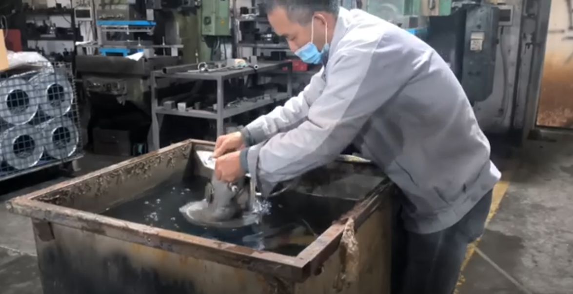 Prueba de fuga de agua para detectar soldabilidad y estanqueidad al aire de los productos.