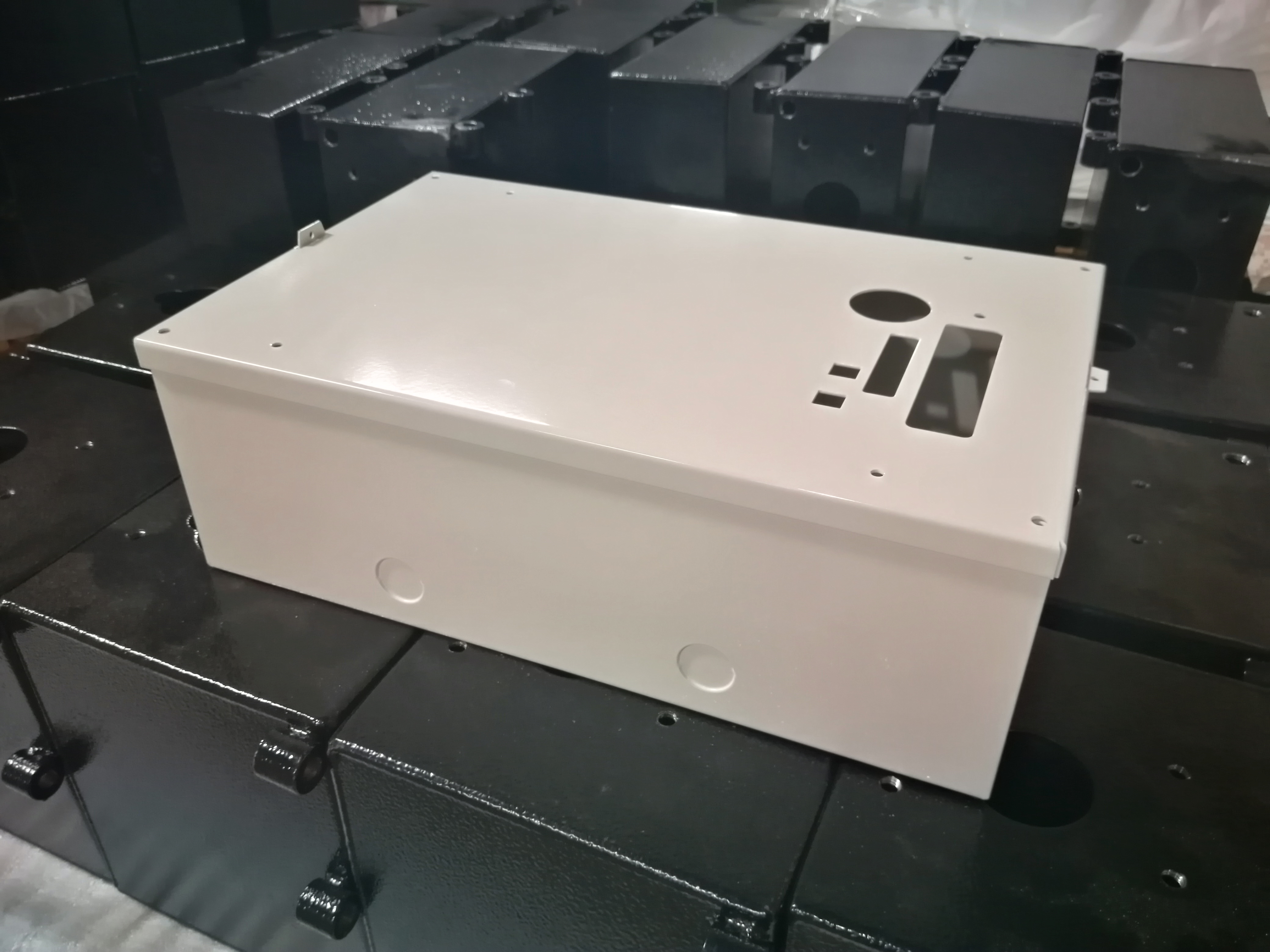 Dominar la precisión y la elegancia: el arte de la fabricación de chapa metálica en la fabricación de gabinetes y cajas