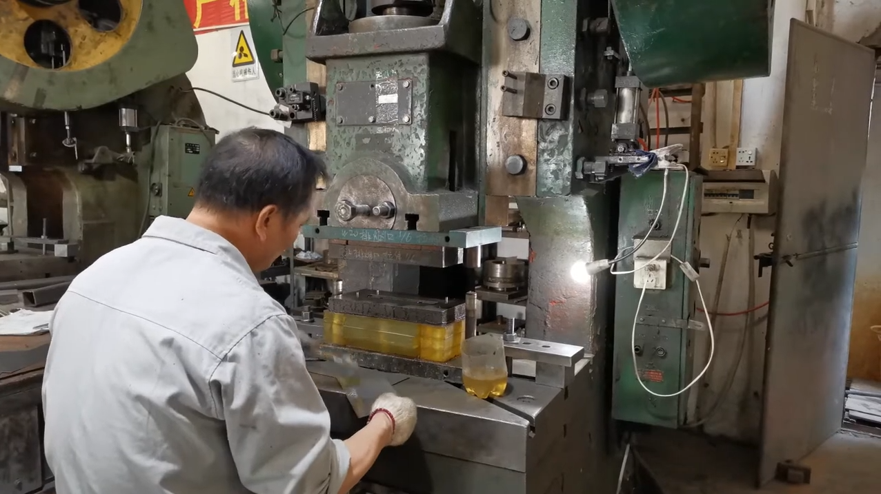 Mira, nuestros maestros profesionales están trabajando, estampando y formando(ง •̀_•́)ง