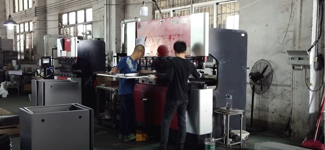 Este es uno de los procesos de nuestro procesamiento de chapa: el plegado.